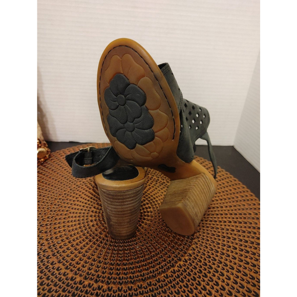 Born Leather Sandals Size 8M - Picture 4 of 4